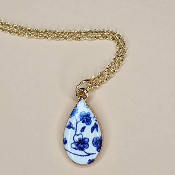 Charming Gold-Tone Blue & White Chinoiserie Teardrop Necklace - Picture 3 of 4